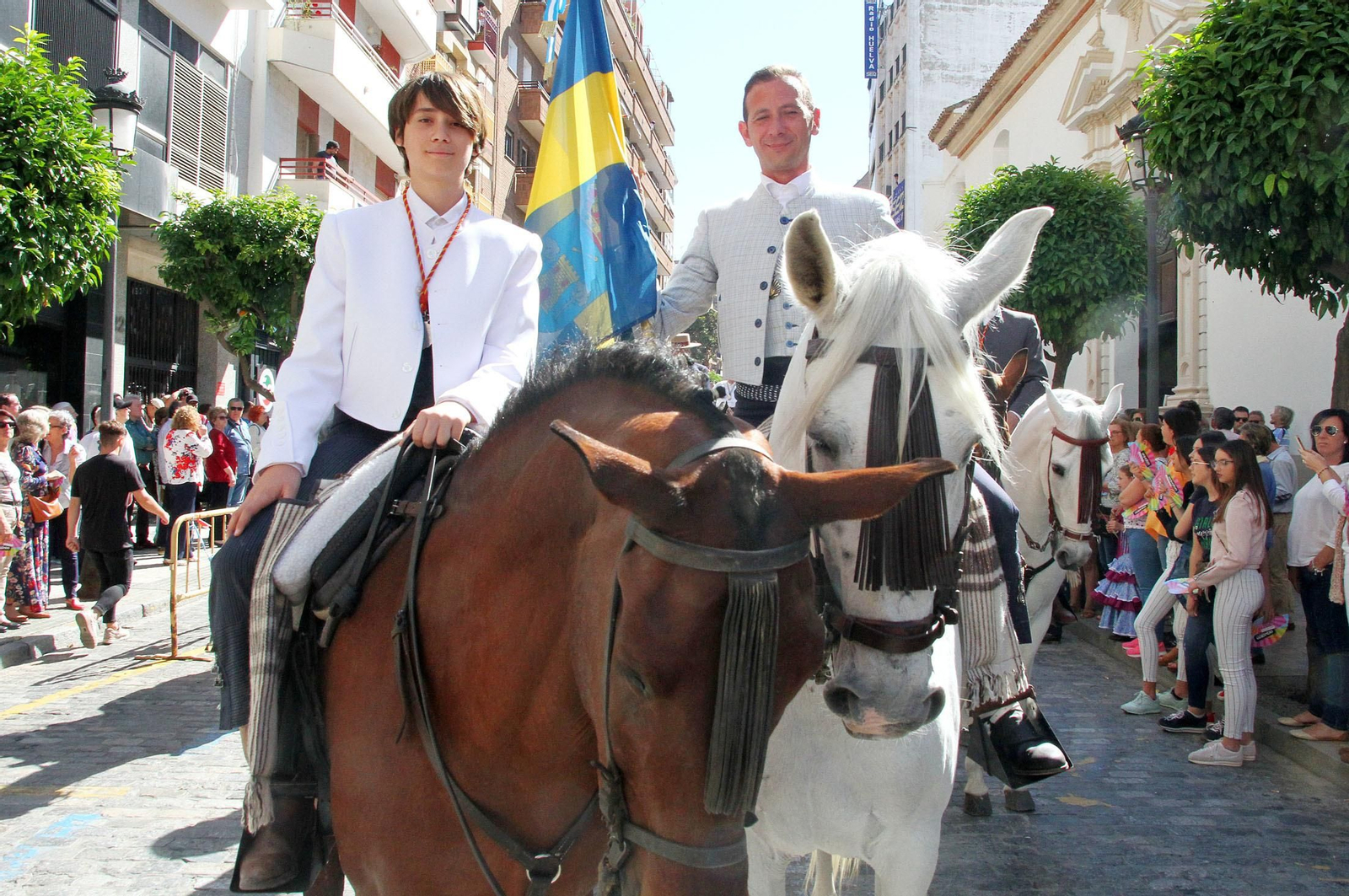 Imágenes de los caballistas, peregrinos a pie y carros de la Hdad de Emigrantes