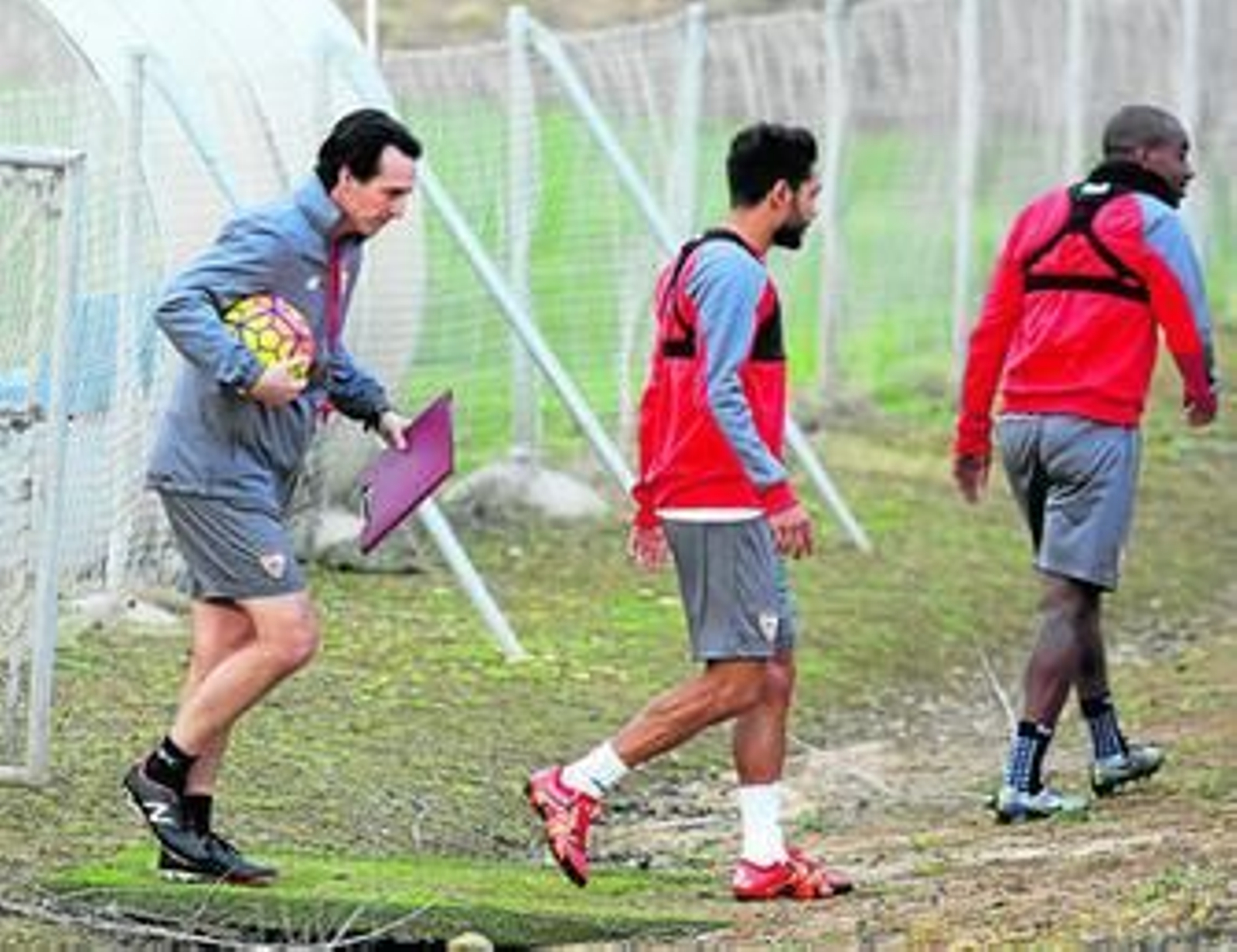 Unai Emery accede al campo de entrenamiento junto a Tremoulinas y Kakuta en la tarde de ayer.