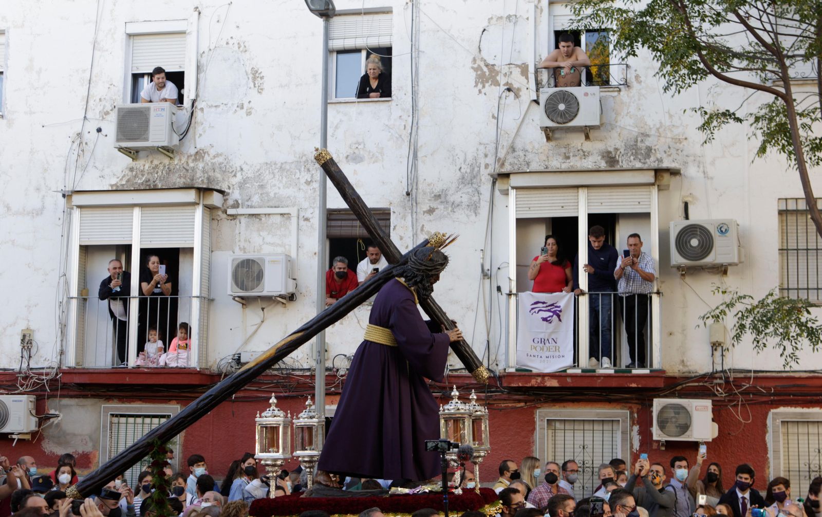El Señor del Gran Poder pasando por la Plaza del Búho.