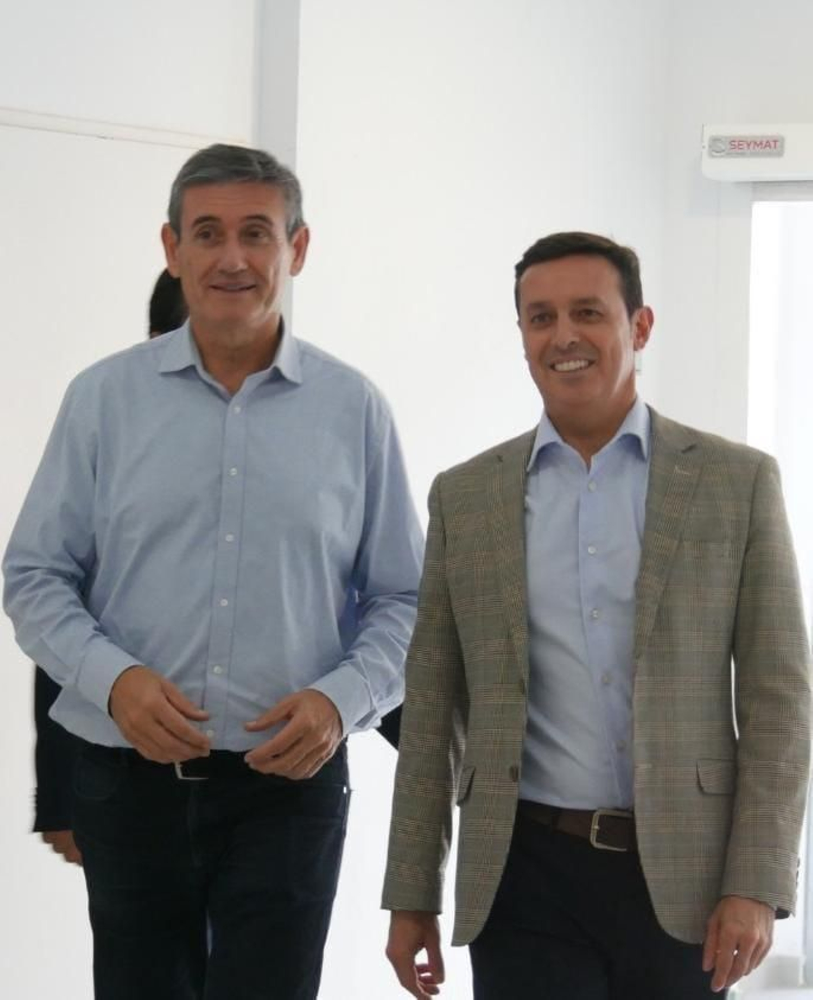 Javier Aureliano García, pregonero de la Feria, junto al alcalde de Adra.