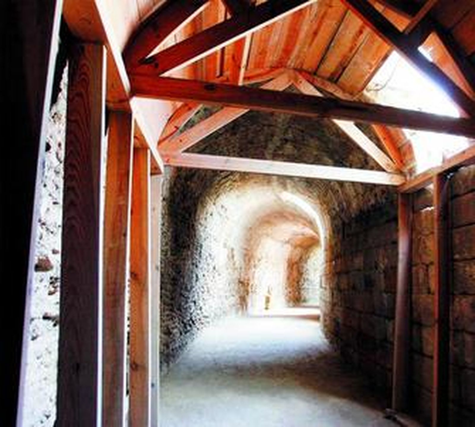 Imagen de una de las galerías del Teatro Romano.