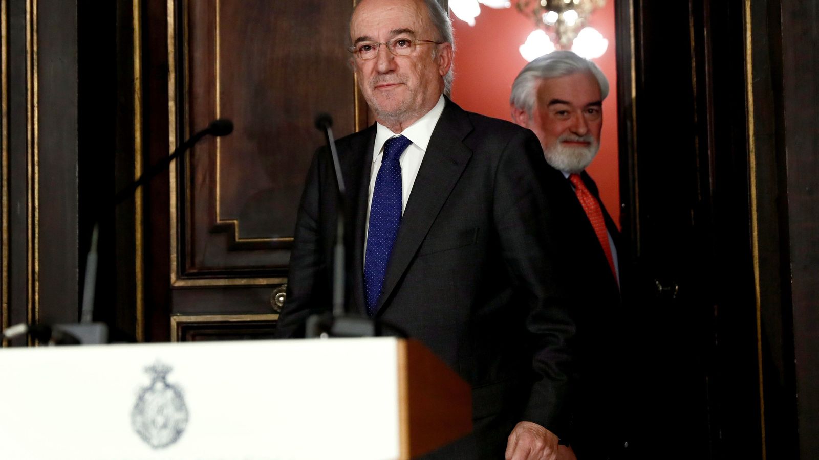 Muñoz Machado, antes de hablar ante los medios de comunicación, con Darío Villanueva detrás.