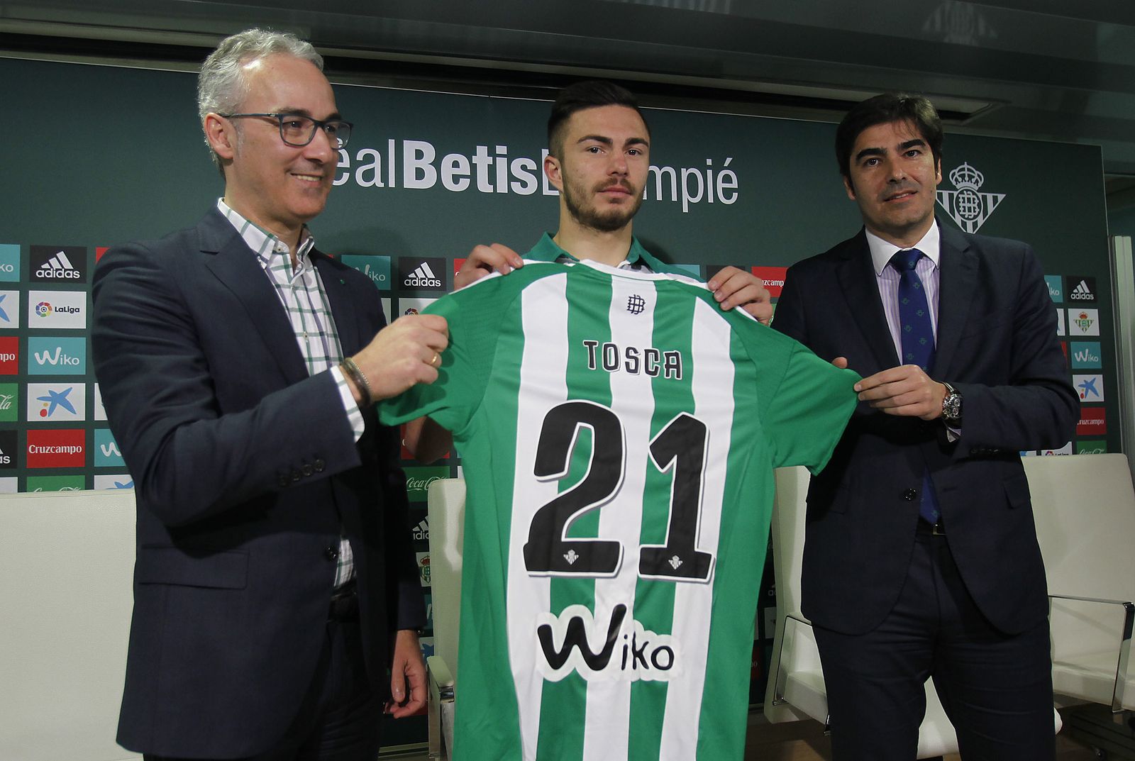 Tosca, junto a Haro y Torrecilla, durante su presentación como jugador bético.