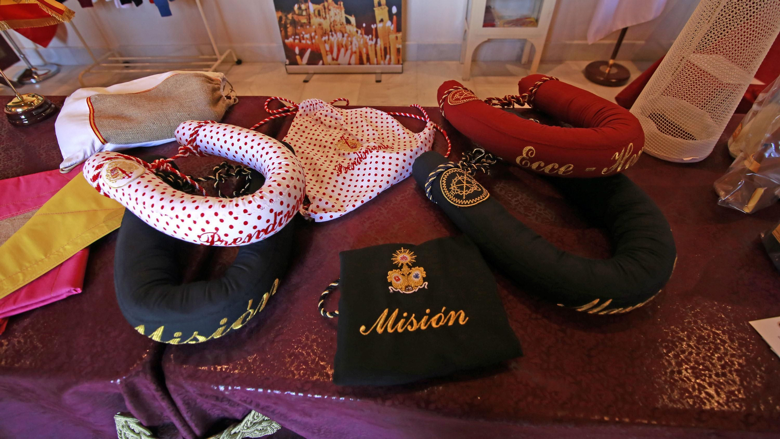 Imágenes de la magna exposición de las cofradías en Los Claustros