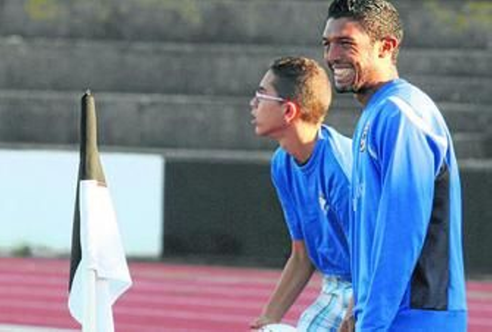 Fajardo calienta junto a un recogepelotas durante el duelo del pasado domingo en el Municipal.