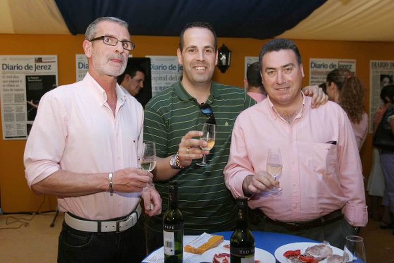 Miembros de la peña Quiosco de Cristina compartieron con los empleados de Diario de Jerez un brindis en la caseta.

Foto: Vanesa Lobo