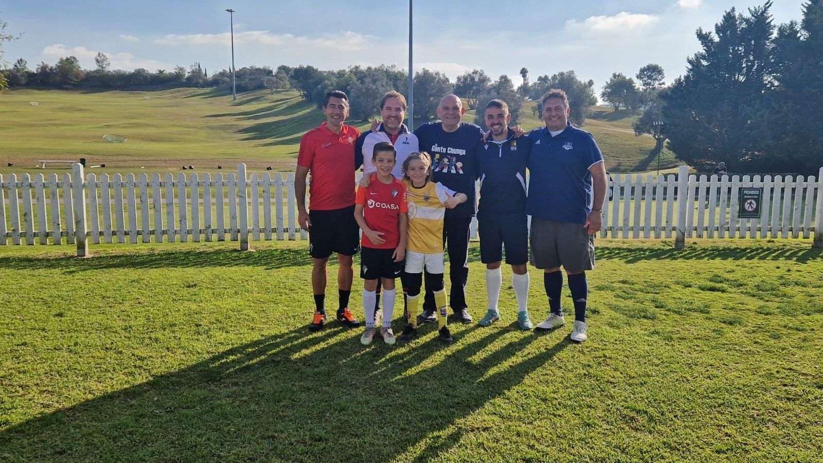 Foto de familia de jugadores y organizadores del torneo con Luis Lara.