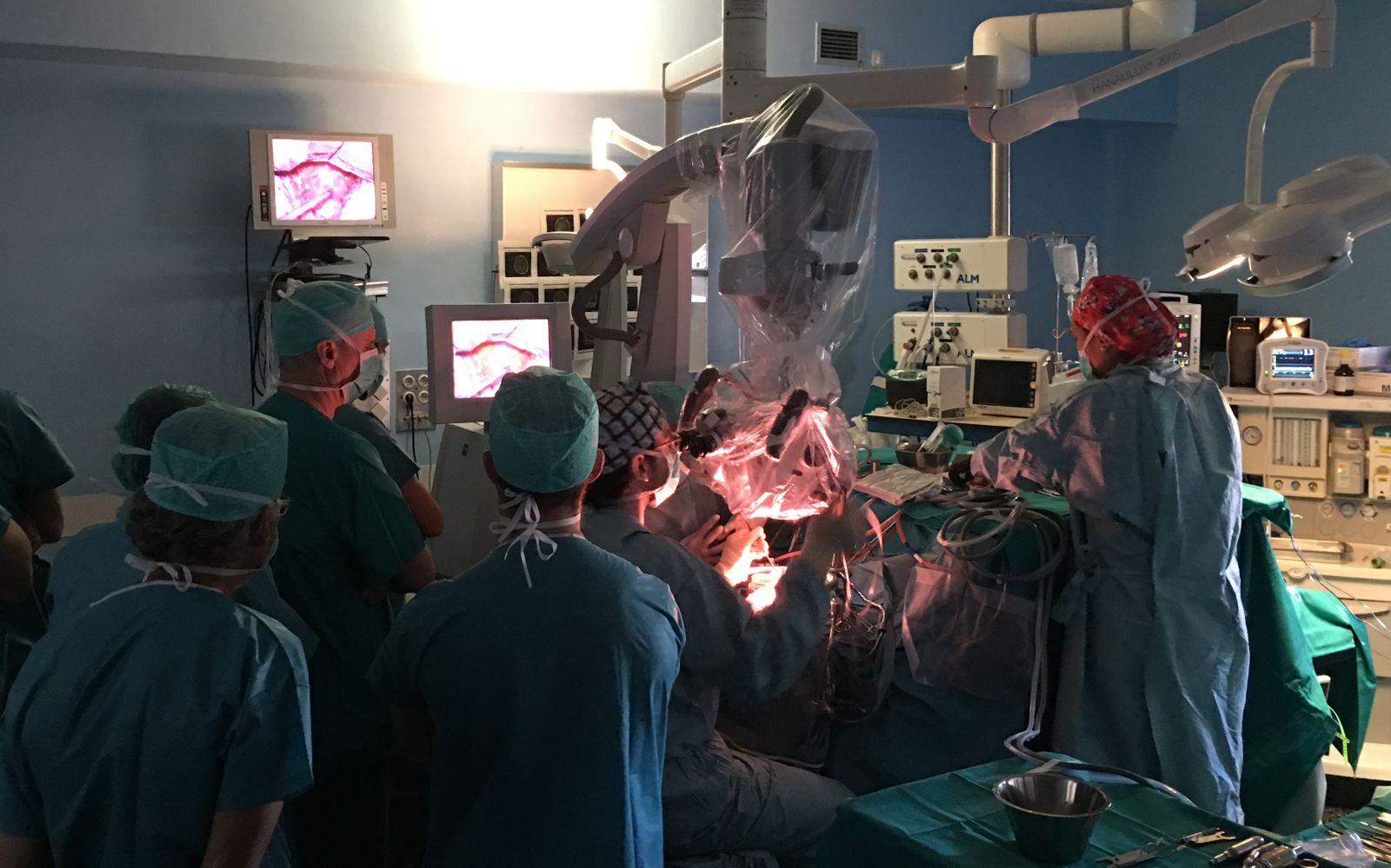 Una operación de neurocirugía en el Hospital Regional.