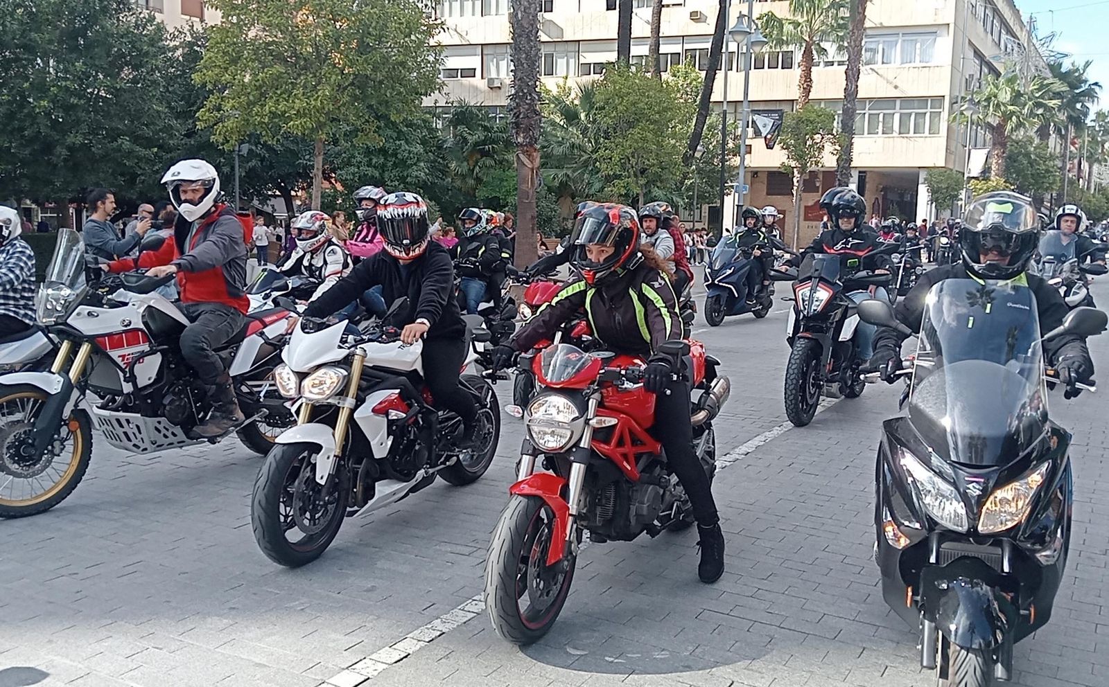 Imágenes de la concentración motera en memoria de Hugo Millán por las calles de Huelva