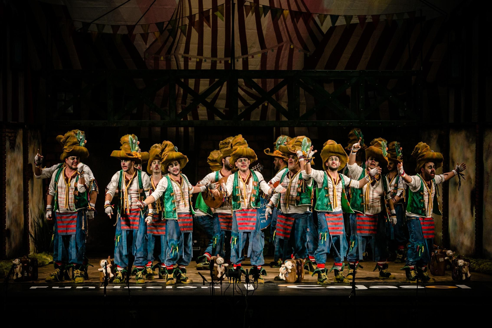 "Los fabulosos", comparsa de Málaga encargada de abrir la función.