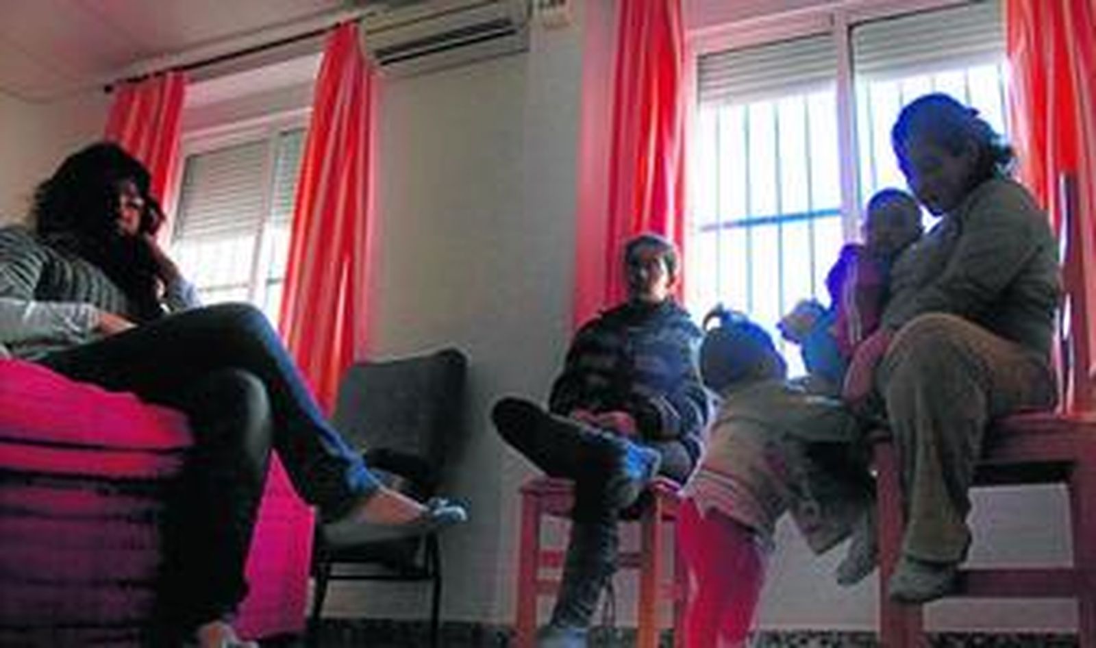 Menores del centro de acogida de Málaga con sus hijos en una foto tomada ayer.