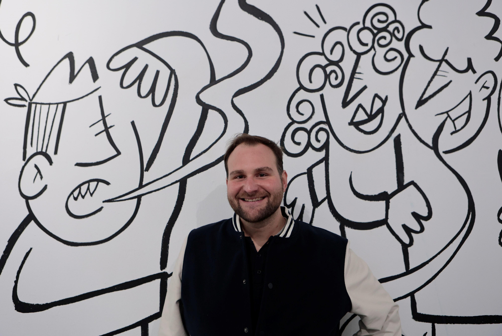 El artista malagueño Omar Janaan delante de su muestra ‘Amor, humor y desamor’ en el Cicus.