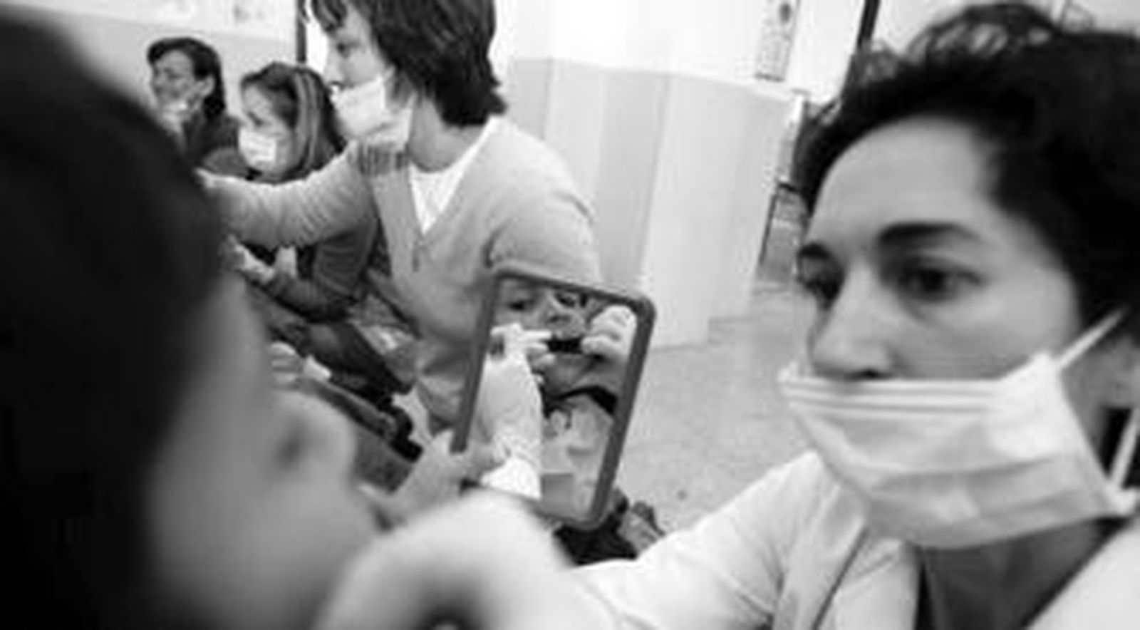 La profesional Lola Lavi enseña a un alumno del Campo del Sur a cepillarse los dientes. Varias madres han colaborado con ella en esta iniciativa.