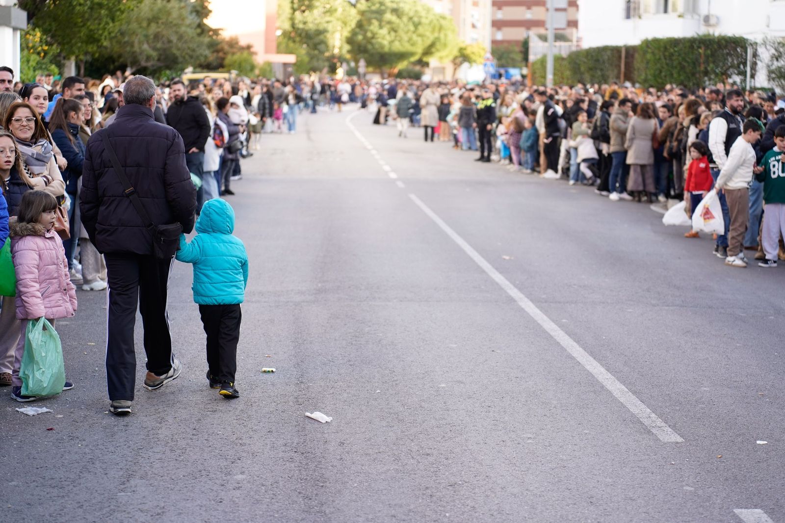 Búscate en las fotos de la cabalgata de Reyes Magos 2026 en Algeciras