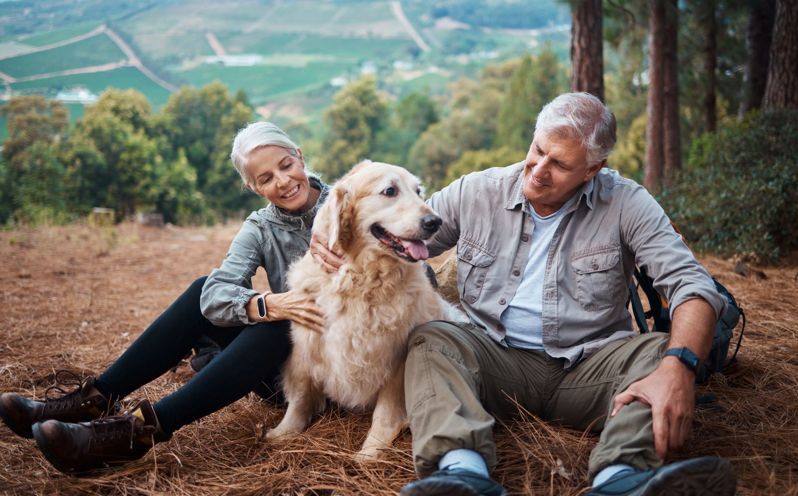 Una pareja junto a un perro.