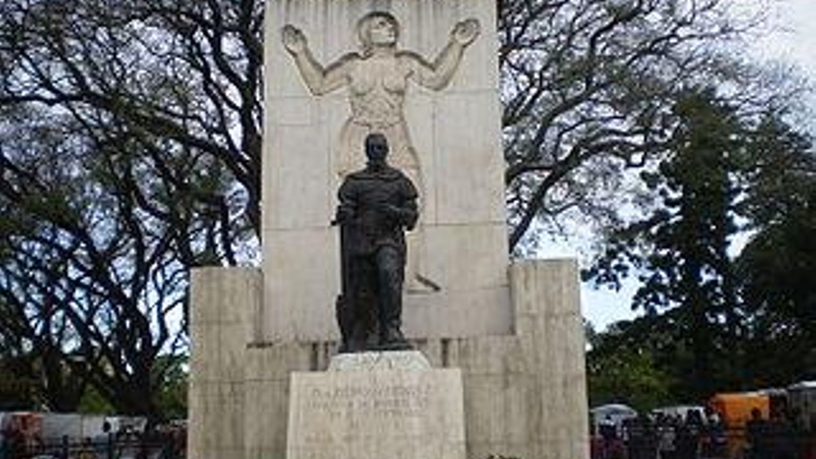 Monumento a Mendoza en Buenos Aires,  que representa al accitano en bronce y, tras de él, un bajorrelieve en muro con la figura de un indígena.