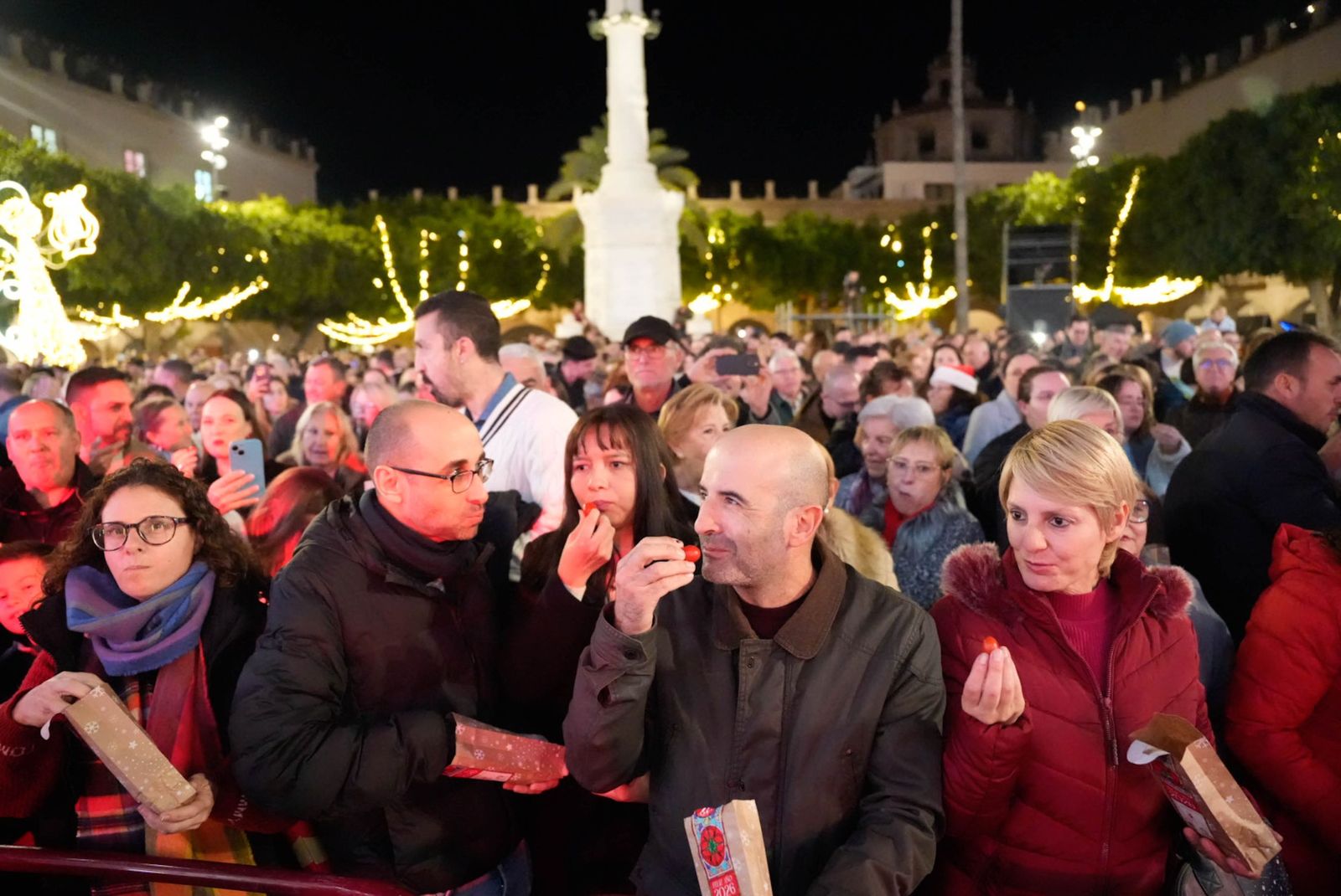 Almería despide con los 12 tomates cherry de la suerte el año 2025