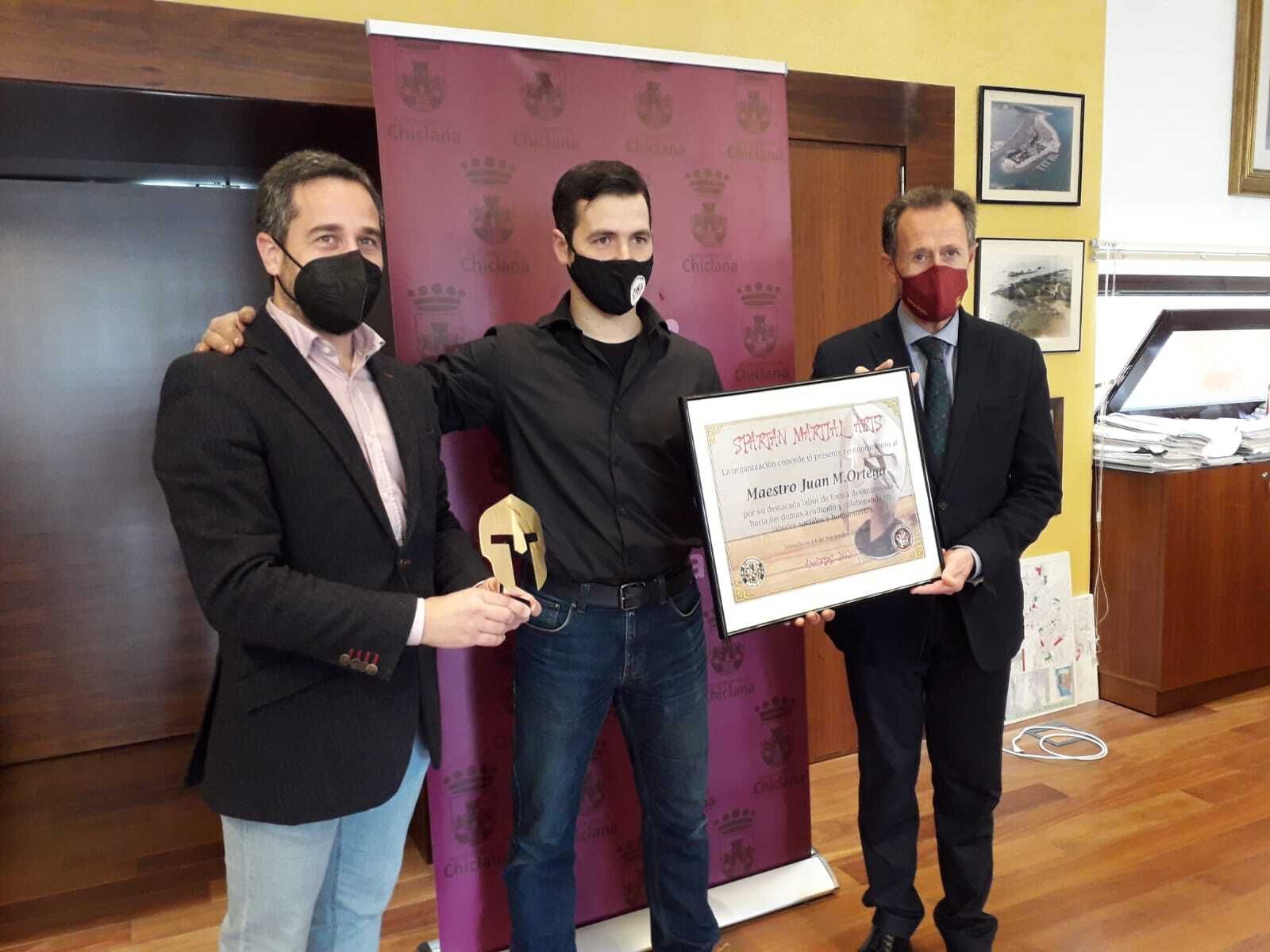 El alcalde y el edil de Deportes en la entrega del galardón a Juan Manuel Ortega.