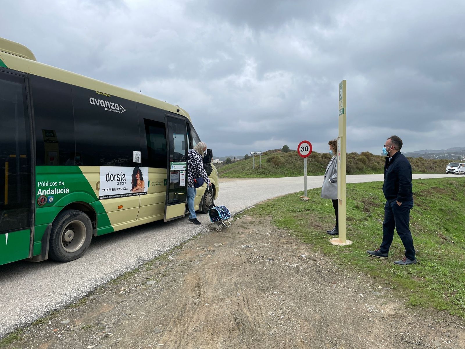 Una usuaria del transporte público portando a su mascota.