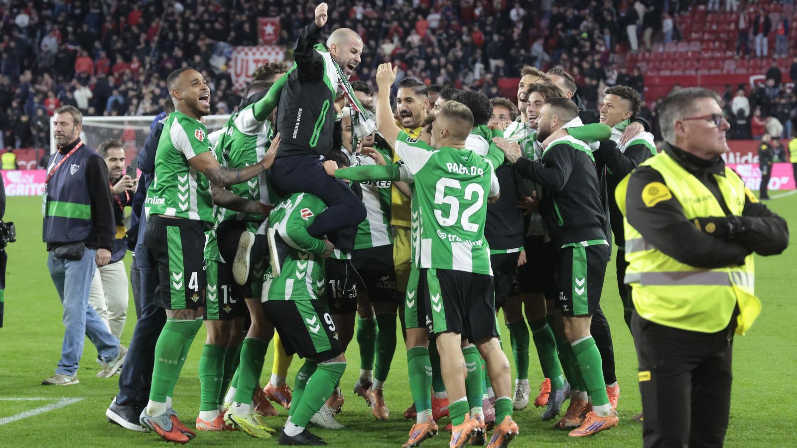 Manu Fajardo celebra el triunfo en el derbi con los jugadores.