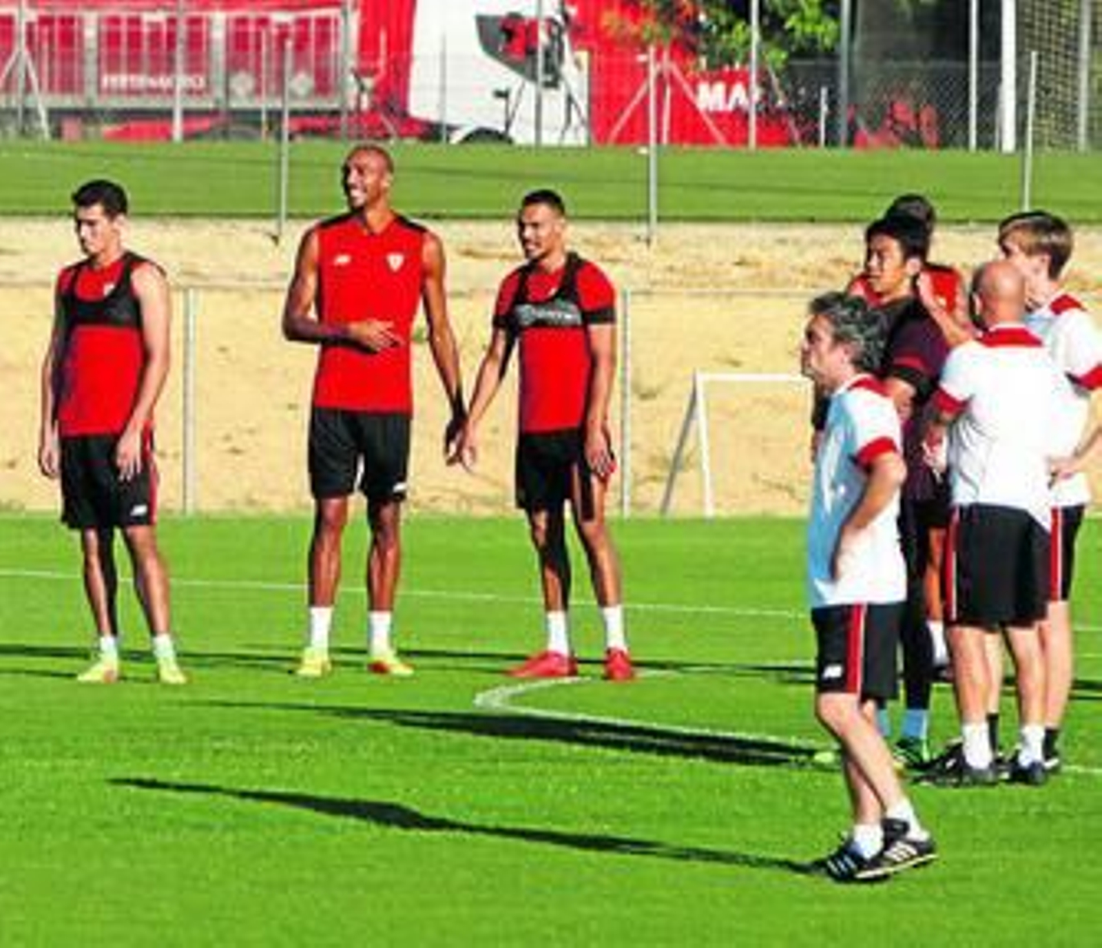 N'Zonzi, entre Ganso y Kolodziejczak, durante un entrenamiento.