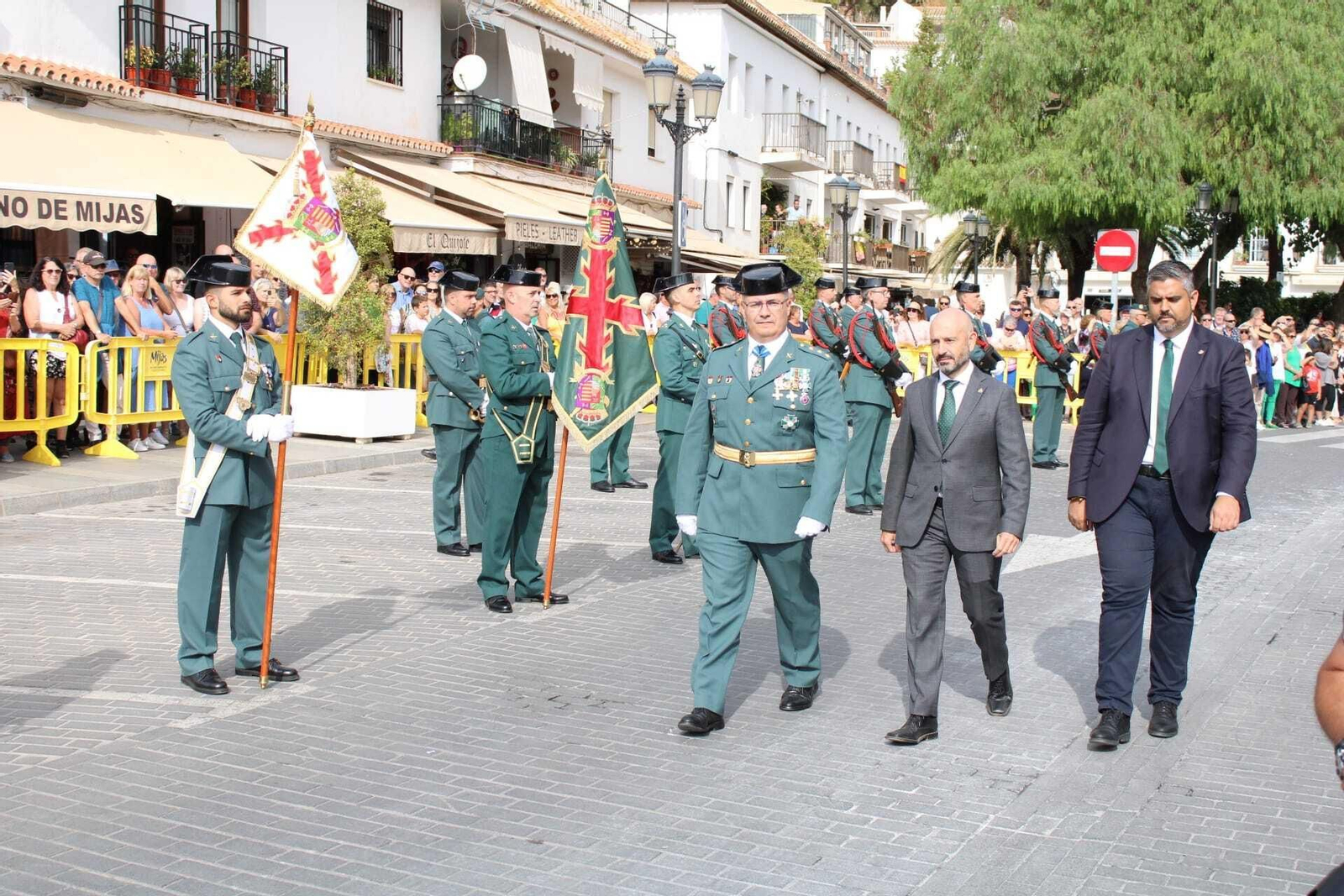 Las autoridades en el inicio del acto del Día del Pilar, en Mijas.