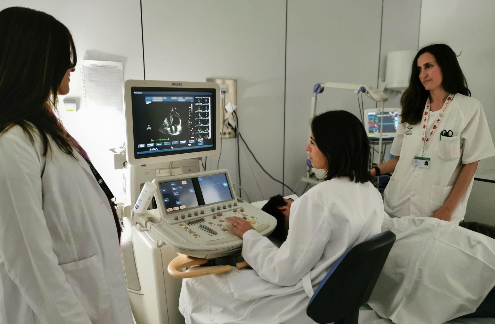 Las integrantes de la unidad durante un estudio ecocardiográfico en la consulta de insuficiencia cardiaca