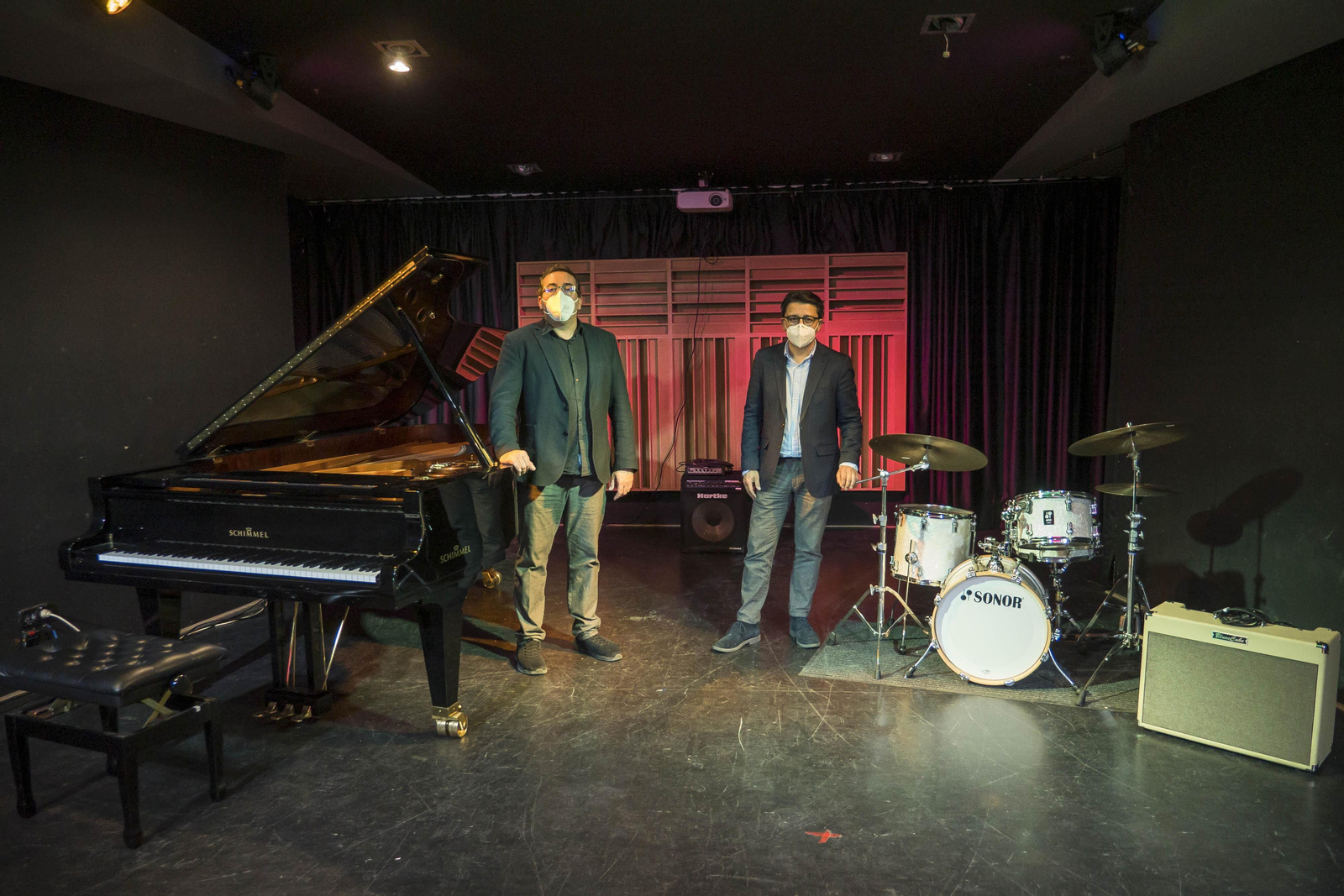 Pablo Mazuecos junto al diputado de Cultura y Cine, Manuel Guzmán presentando el Festival en la sede de Clasijazz.
