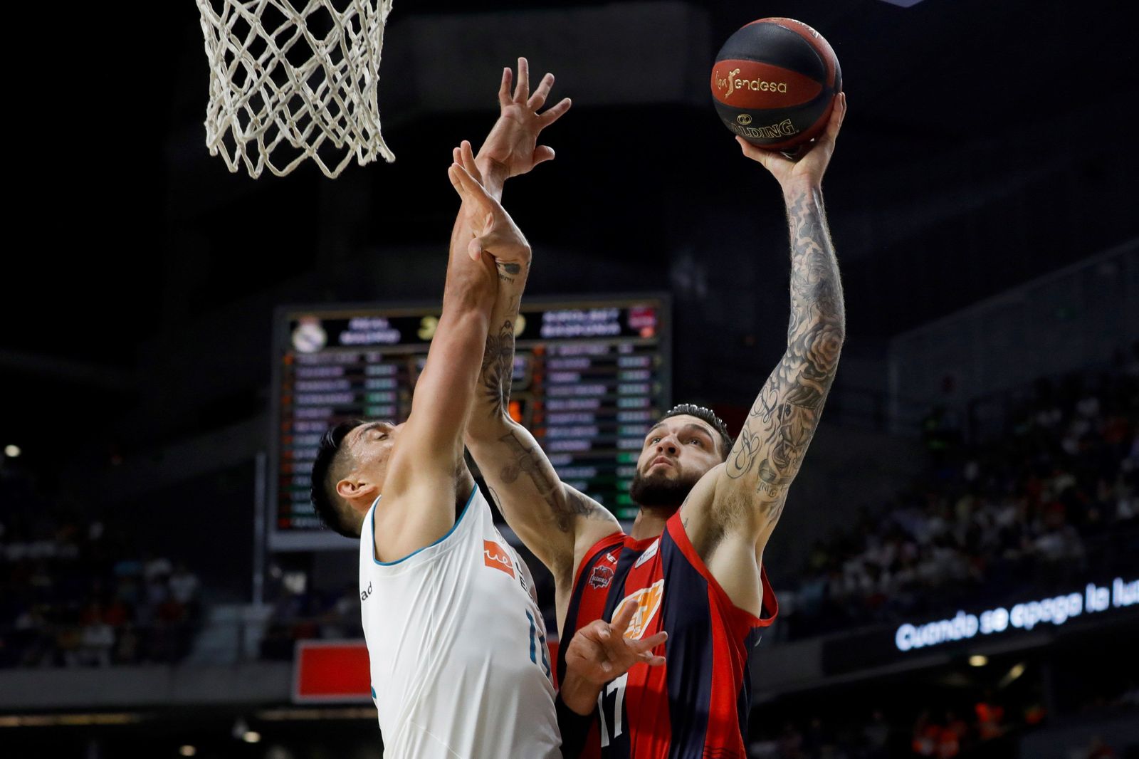 Gustavo Ayón lucha con Vincent Poirier, pívot del del Baskonia.