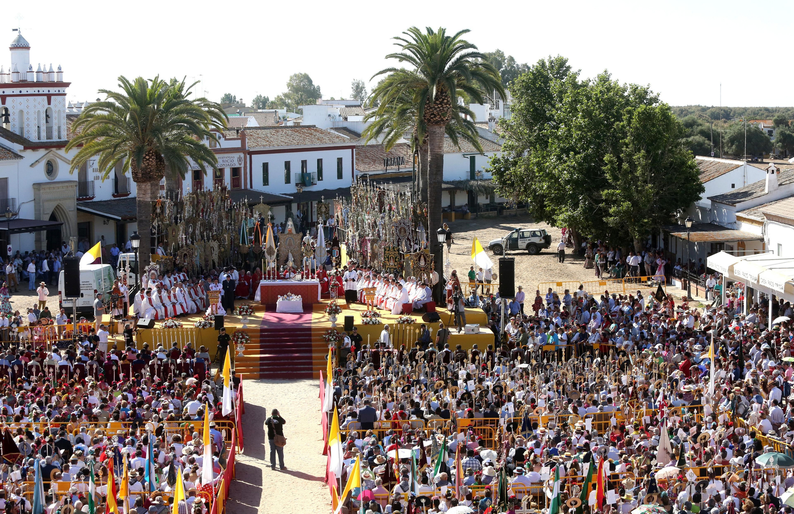 Imágenes de la misa de Pentecostés de la Romería del Rocío 2019