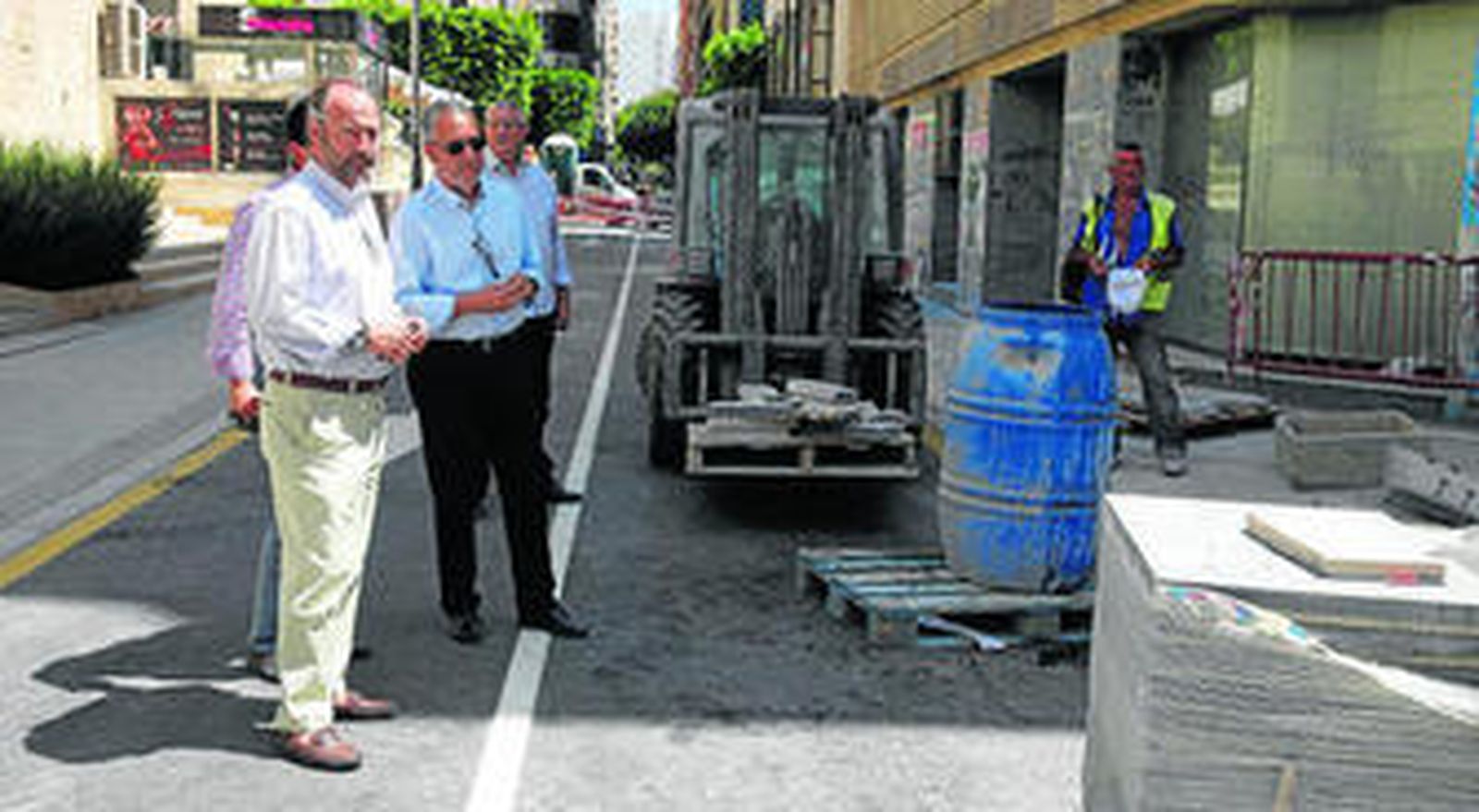 El alcalde observa la finalización de las obras en la calle General Tamayo.