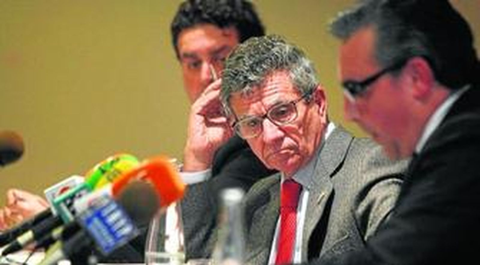 Huguet (c), entre García Marichal (i) y Sánchez Grimaldi, durante una junta de accionistas.