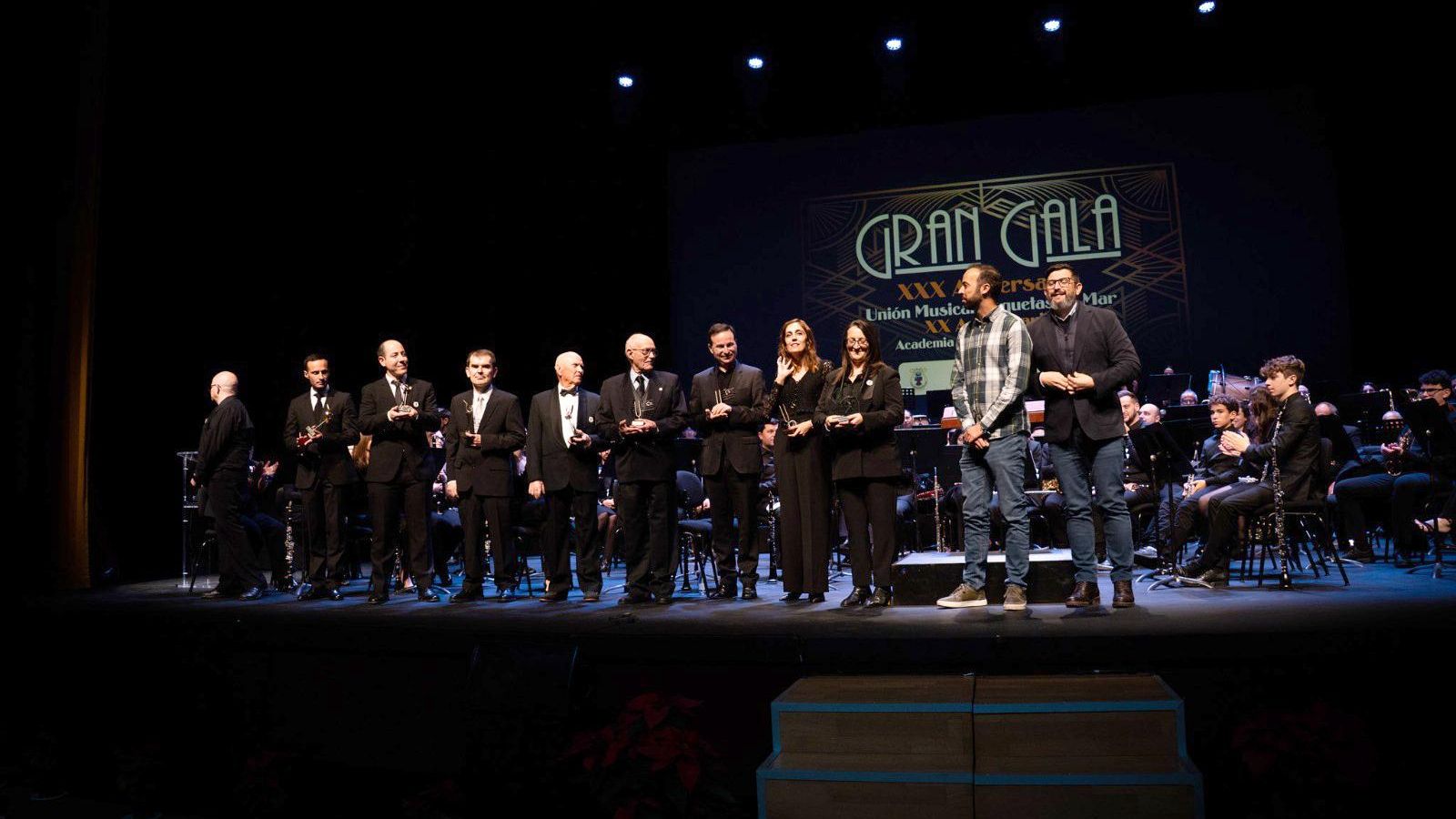 Los cuatro directores de la Banda con otras homenajeados en la gala de los 30 años de la Banda de la Unión Musical Roquetas de Mar.