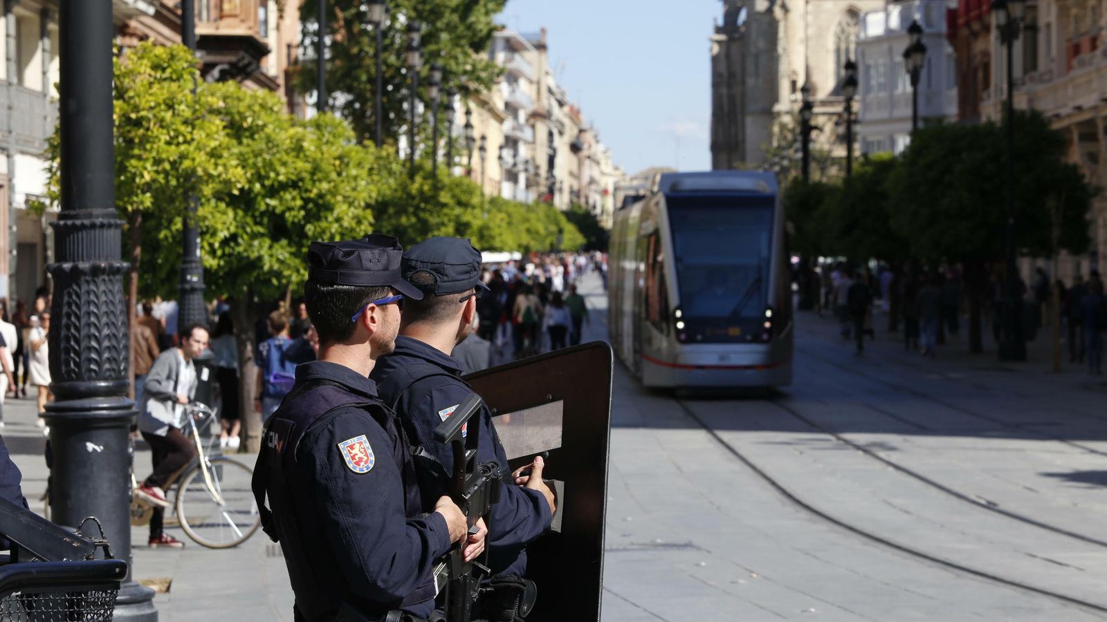 Policías nacionales con el escudo balístico, en la Avenida de la Constitución.
