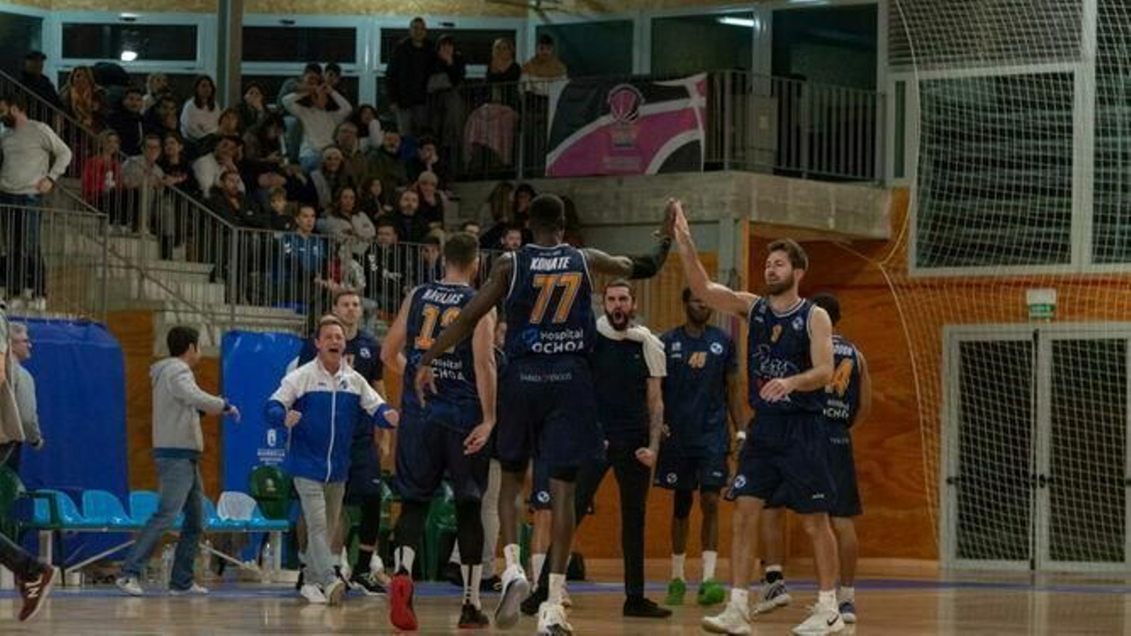 La plantilla del Marbella celebra una victoria reciente.