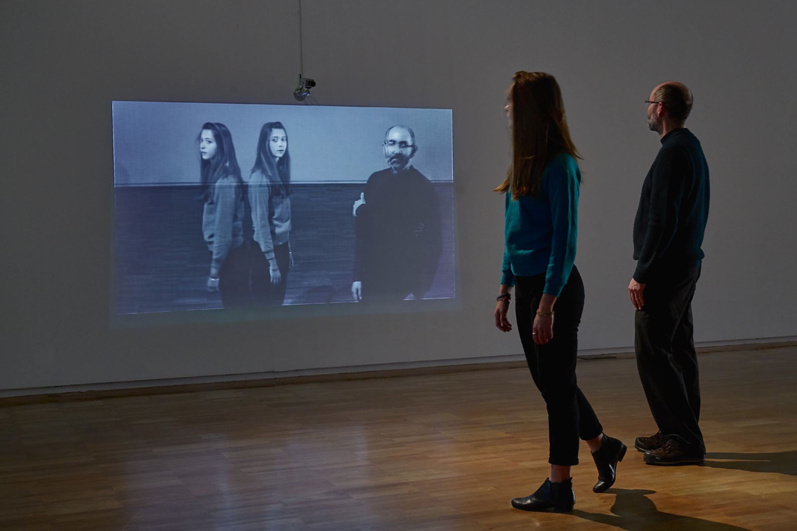 1. Dos personas interactúan con la instalación 'Anamnesis' (1973). 2. Peter Campus, en la estancia del CAAC donde se encuentra su obra 'Cavidades ópticas'. 3. Un espectador contempla las fotografías proyectadas de la serie 'Sólidos de luz'.