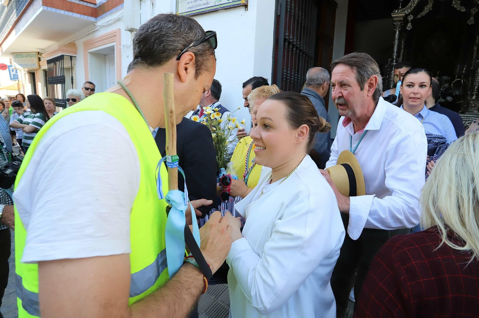 Imágenes de los presos de la cárcel de Huelva en su camino hacia El Rocío