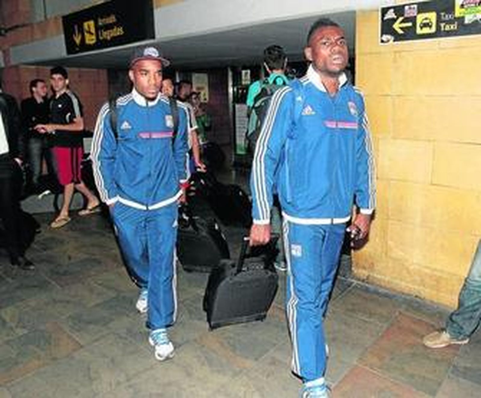 El lateral Bedimo y el atacante Lacazette, a su llegada al aeropuerto de San Pablo.
