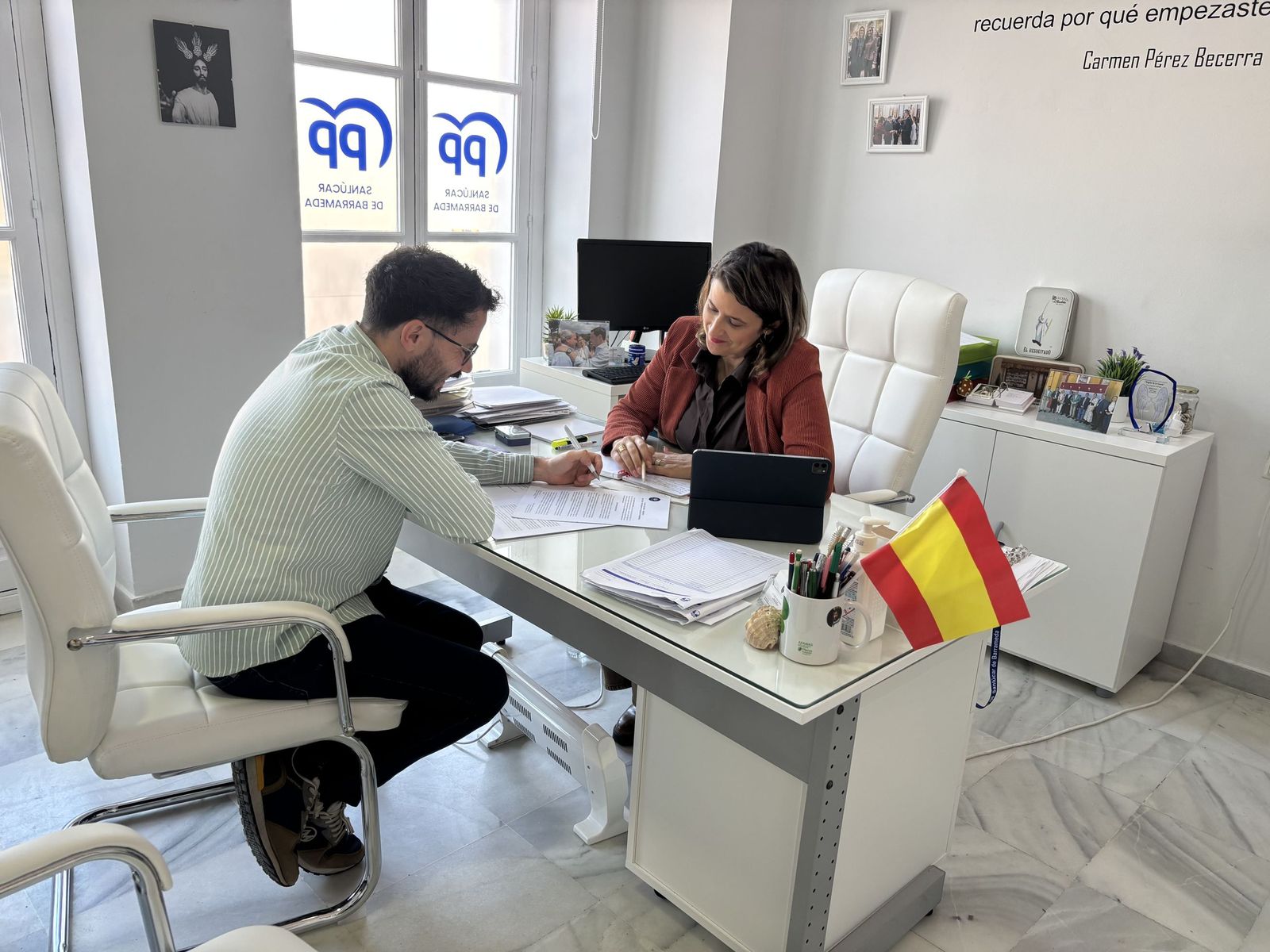 La presidenta del PP de Sanlúcar, Carmen Pérez, en su despacho.