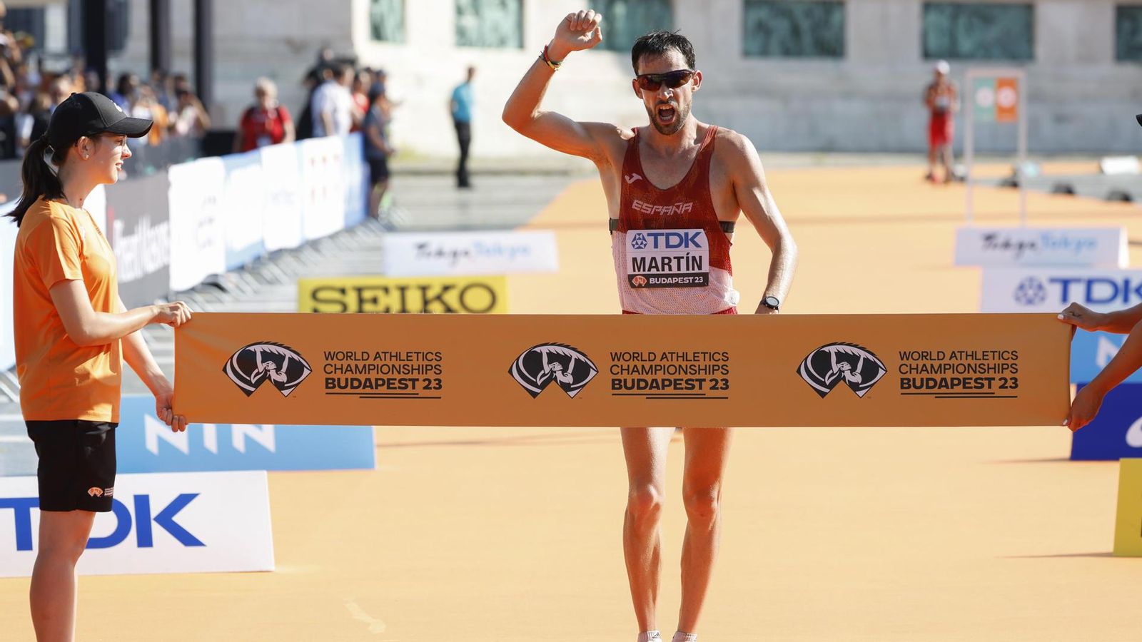Álvaro Martín levanta el puño como triunfador en los 35 kilómetros marcha.