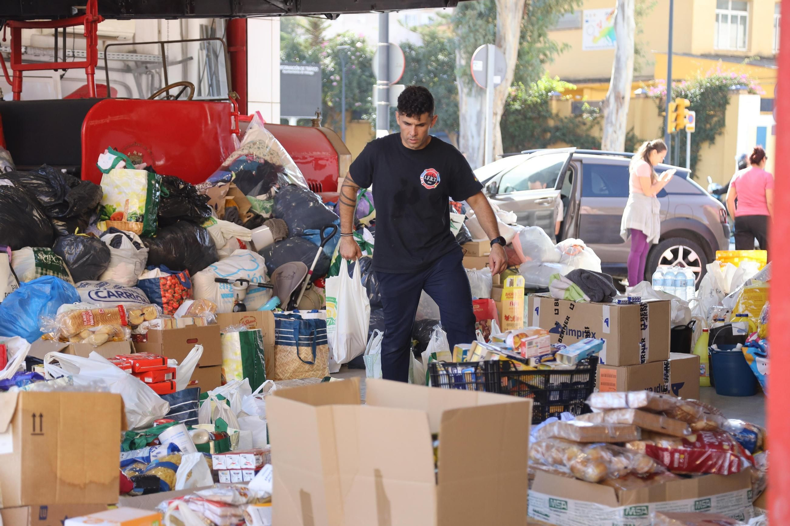 Donaciones en los parques de bomberos de Málaga para Valencia