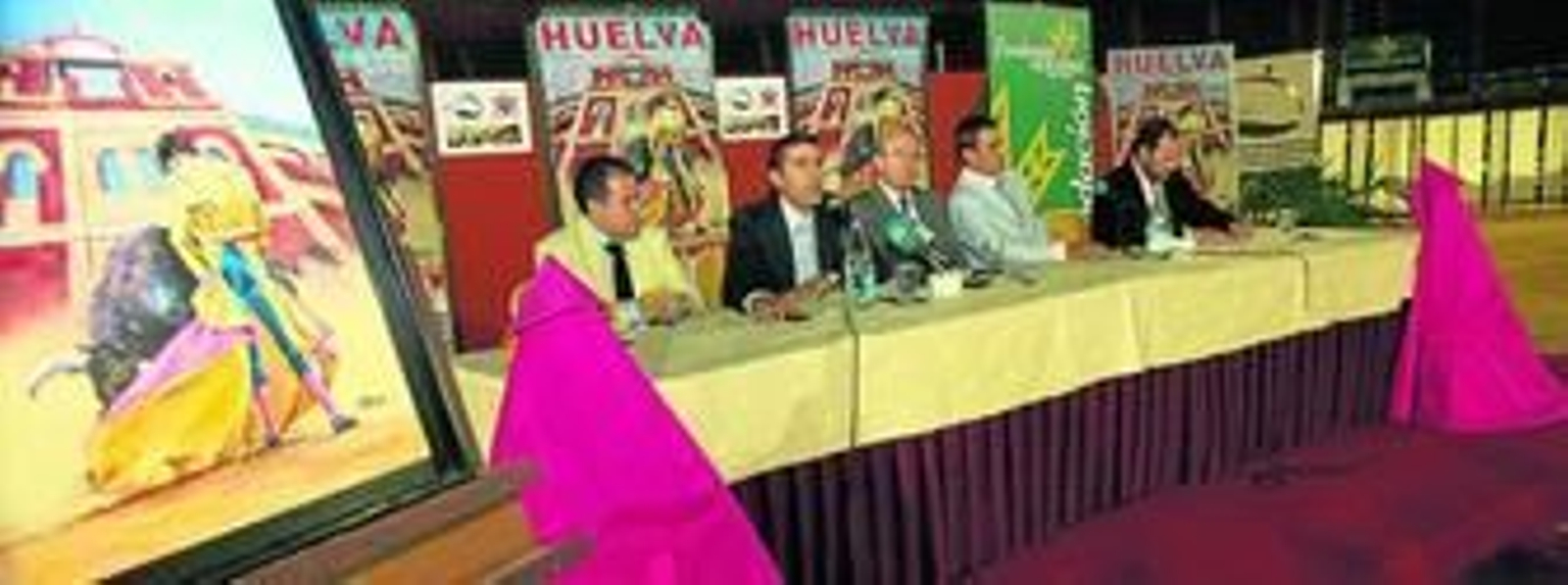 Uno de los momentos que anoche se vivieron sobre el ruedo de La Merced con los dos empresarios, Oscar Polo y Carlos Pereda; junto al alcalde, Pedro Rodríguez; y Rafael Acevedo y José Luis García-Palacios y Alvarez, como patrocinadores.