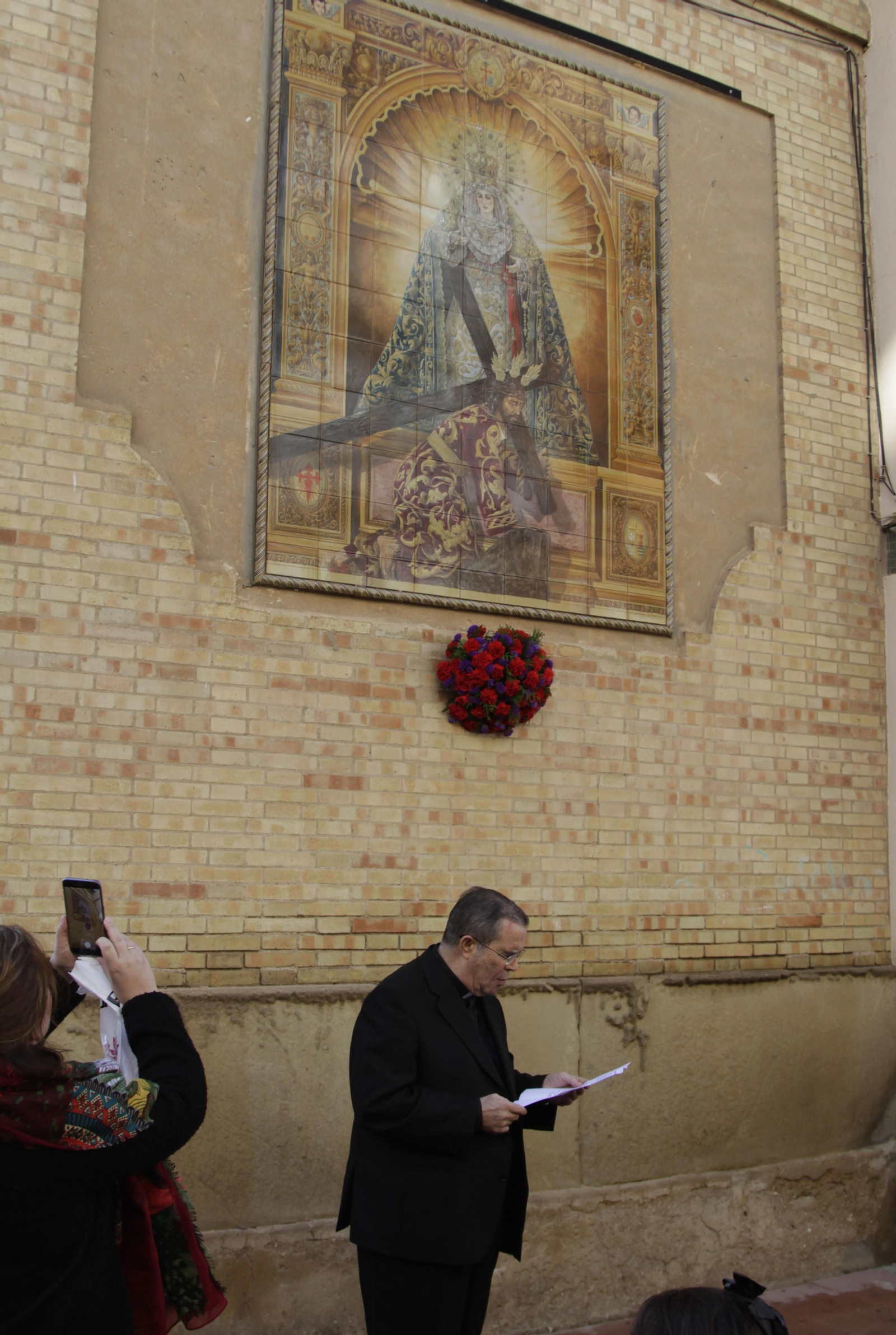 Inauguración del retablo cerámico conmemorativo de la Hermandad de las Tres Caídas de Huelva.