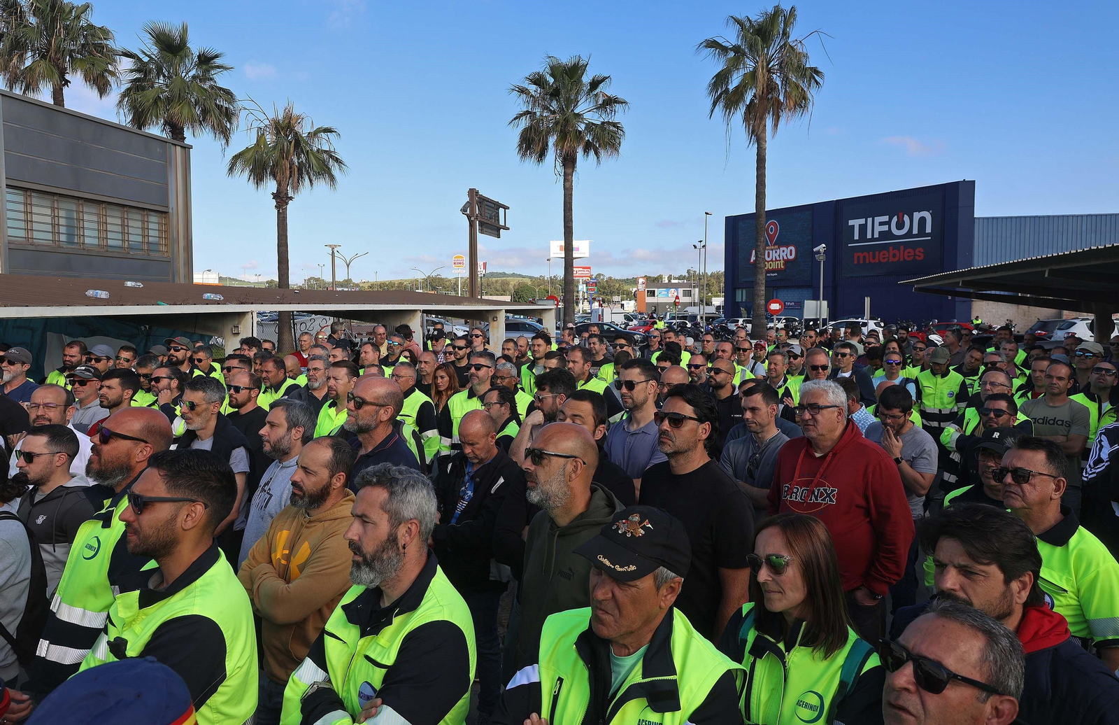 Trabajadores de Acerinox en una de las asambleas informativas.
