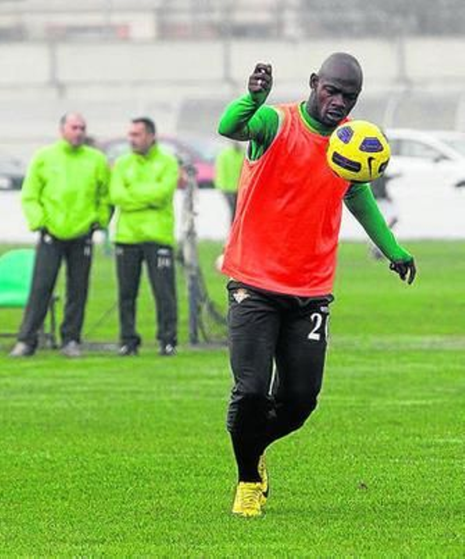 Emana se entrena con los fisioterapeutas tras él.