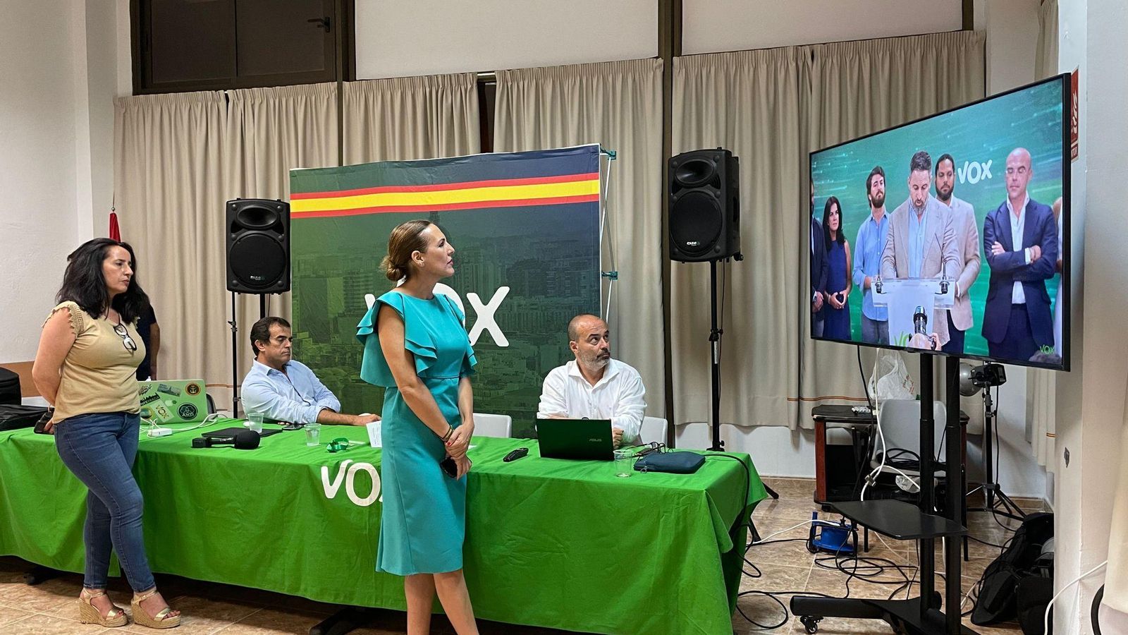 Patricia Rueda durante la emisión del discurso de Santiago Abascal