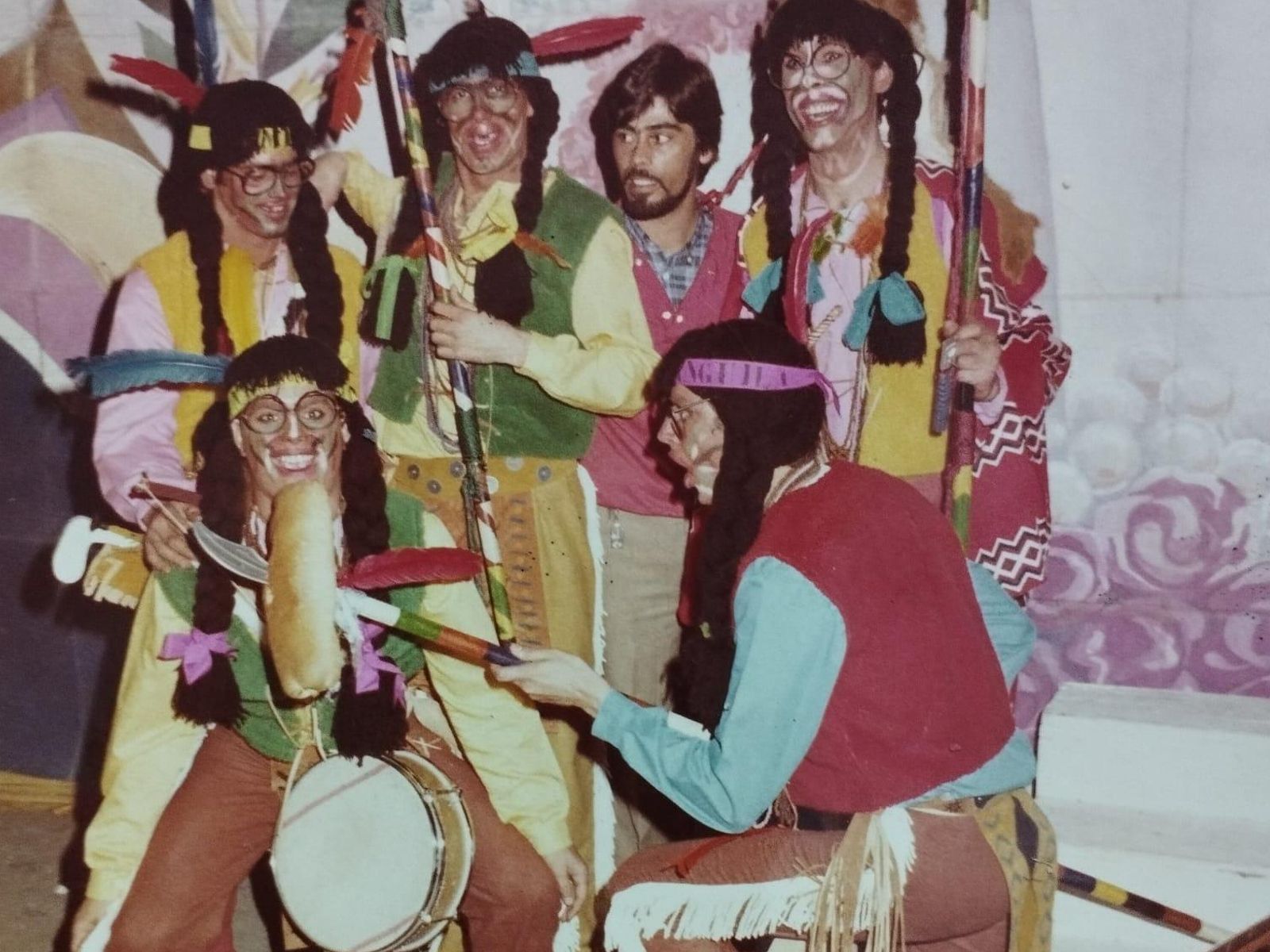 Paco Jiménez con la caja en la chirigota 'Los indiotas' de 1984.