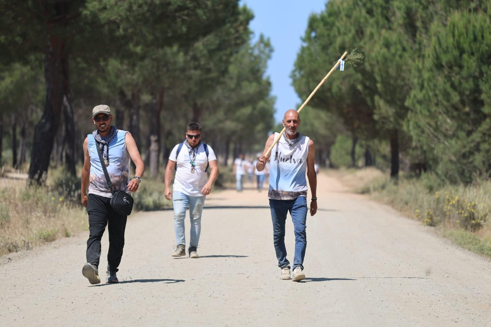 Ambientazo en el camino de Huelva al Rocío este viernes: imágenes de los peregrinos en La Matilla