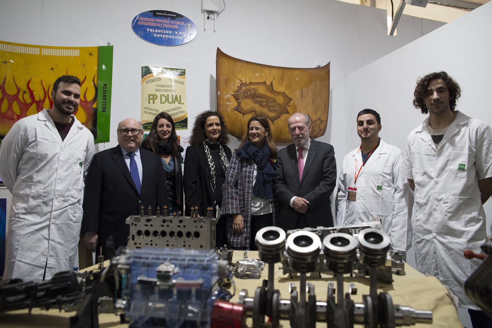 Villalobos, con consejera de Educación y diputada provincial de Cultura, en uno de los stands del encuentro.