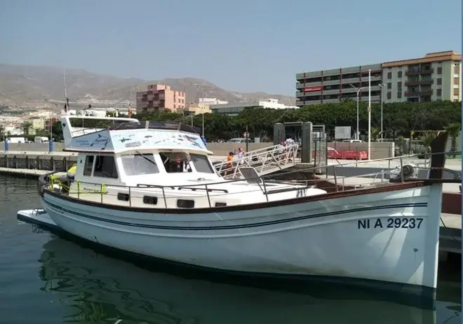 Barco en el puerto de Adra.